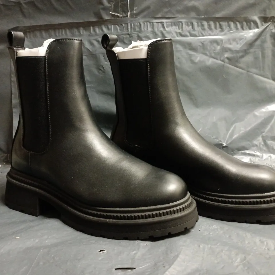 BOXED PAIR OF LONDON REBEL EMMA CHUNKY CHELSEA BOOTS IN BLACK SIZE UK 8