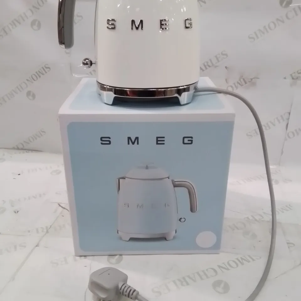 BOXED SMEG KETTLE 