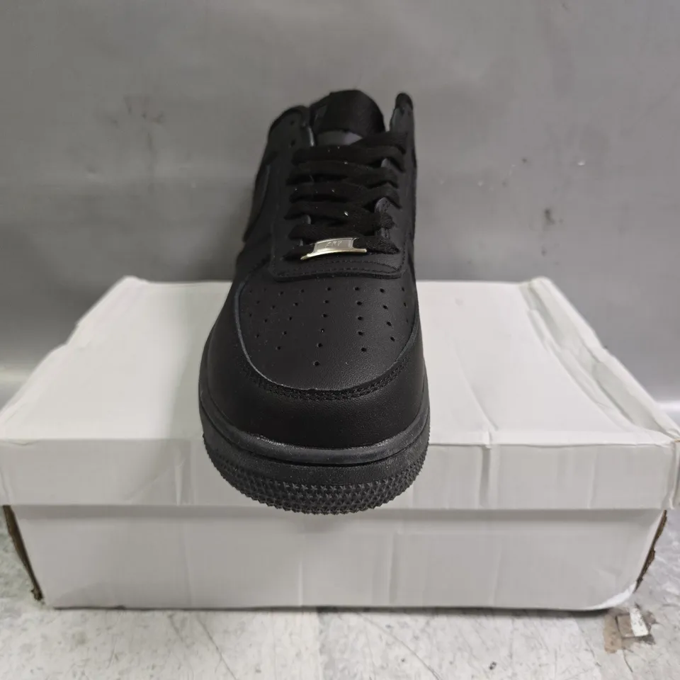 BOXED PAIR OF NIKE AIR FORCE 1 '07 SHOES IN BLACK SIZE UK 10