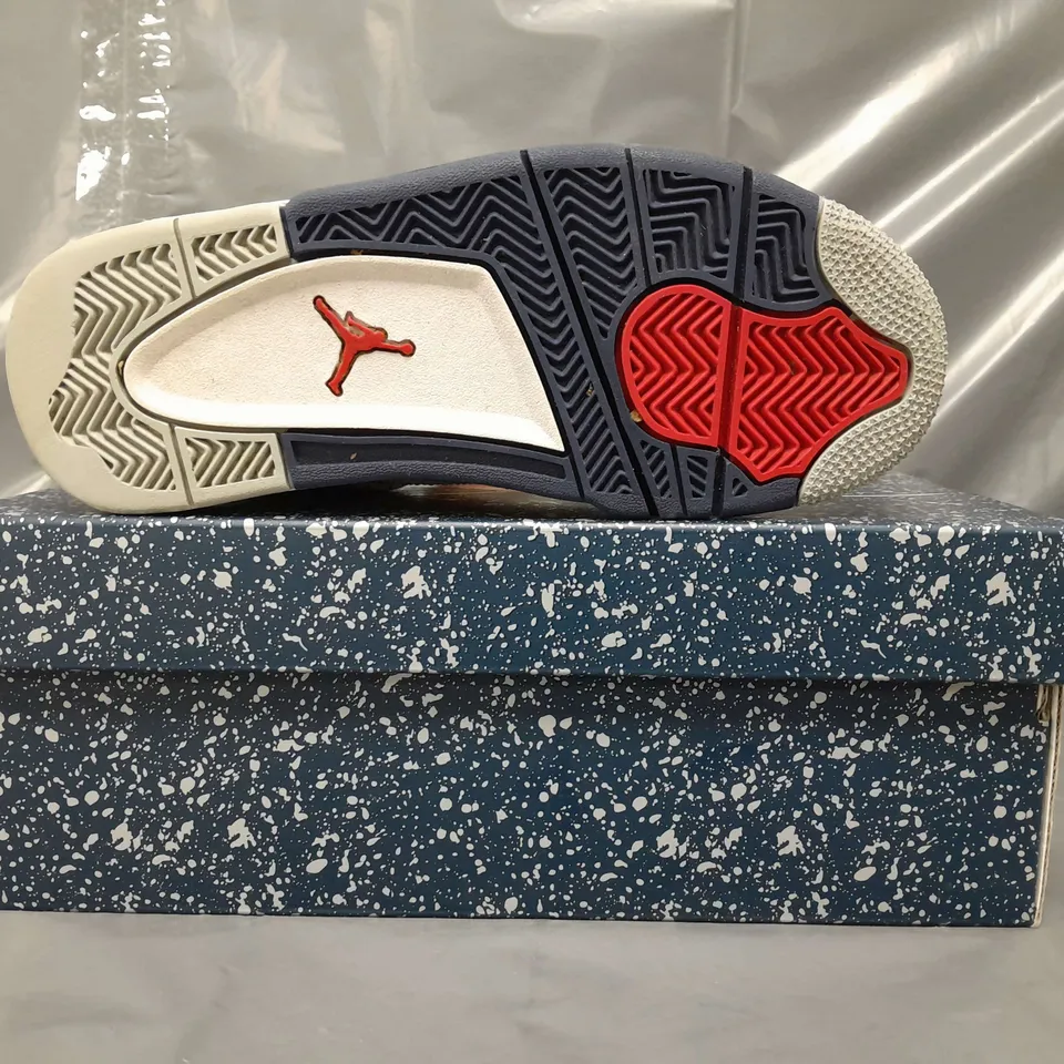 BOXED PAIR OF NIKE AIR JORDAN 4 RETRO SHOES IN WHITE/NAVY UK SIZE 4.5