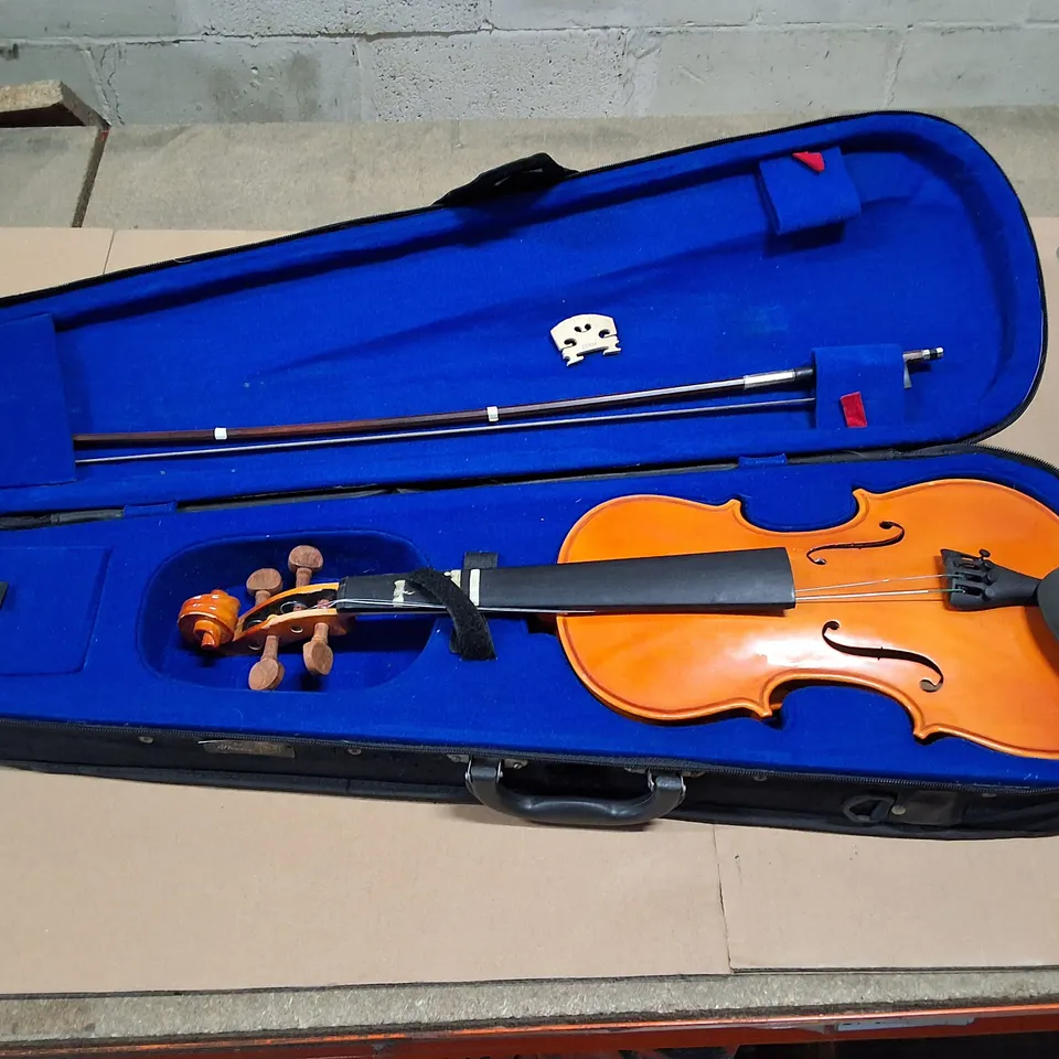 THE STENTOR STUDENT VIOLIN WITH BOW IN BLUE HARD CASE (STUDENT/BEGINNER) – UK