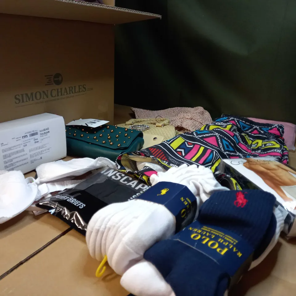 LOT OF APPROX. 15 ASSORTED CLOTHING ACCESSORIES  IN VARYING SIZES/COLOURS/STYLES TO INCLUDE: HATS, SWIMWEAR, BAGS