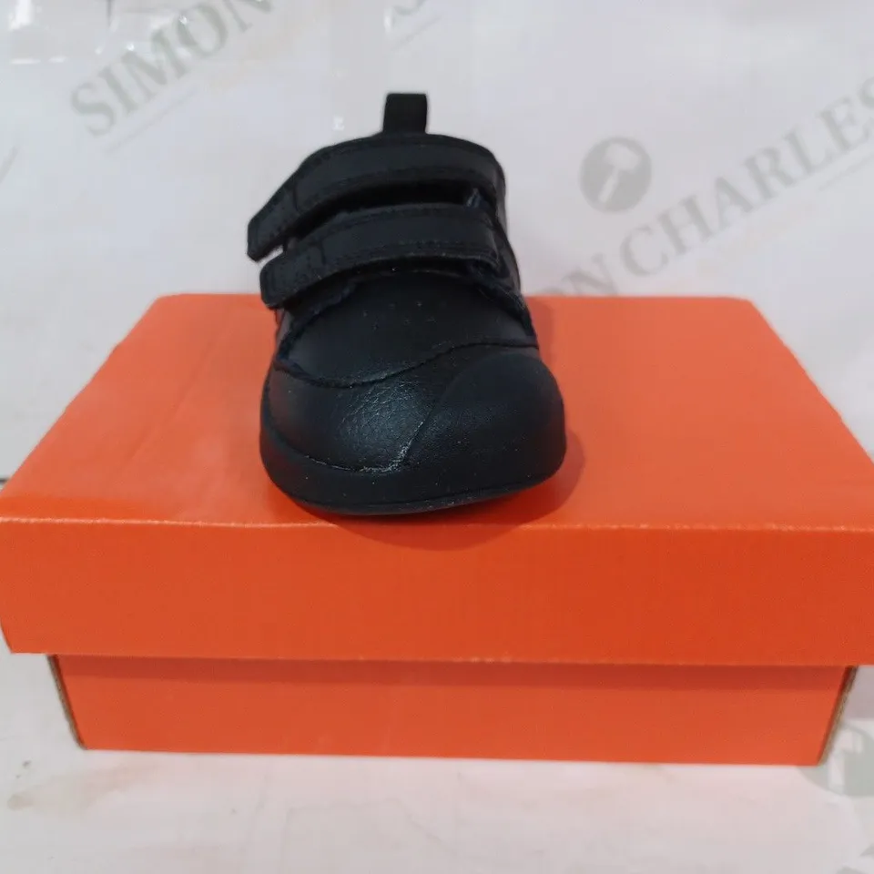 BOXED PAIR OF NIKE PICO 5 KIDS SHOES IN BLACK UK SIZE 4.5