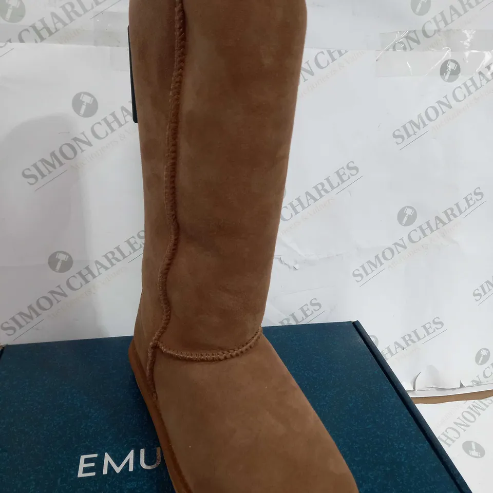 EMU ORIGINALS COLLECTION TAN STINGER HI WATER RESISTANT BOOT - SIZE 6