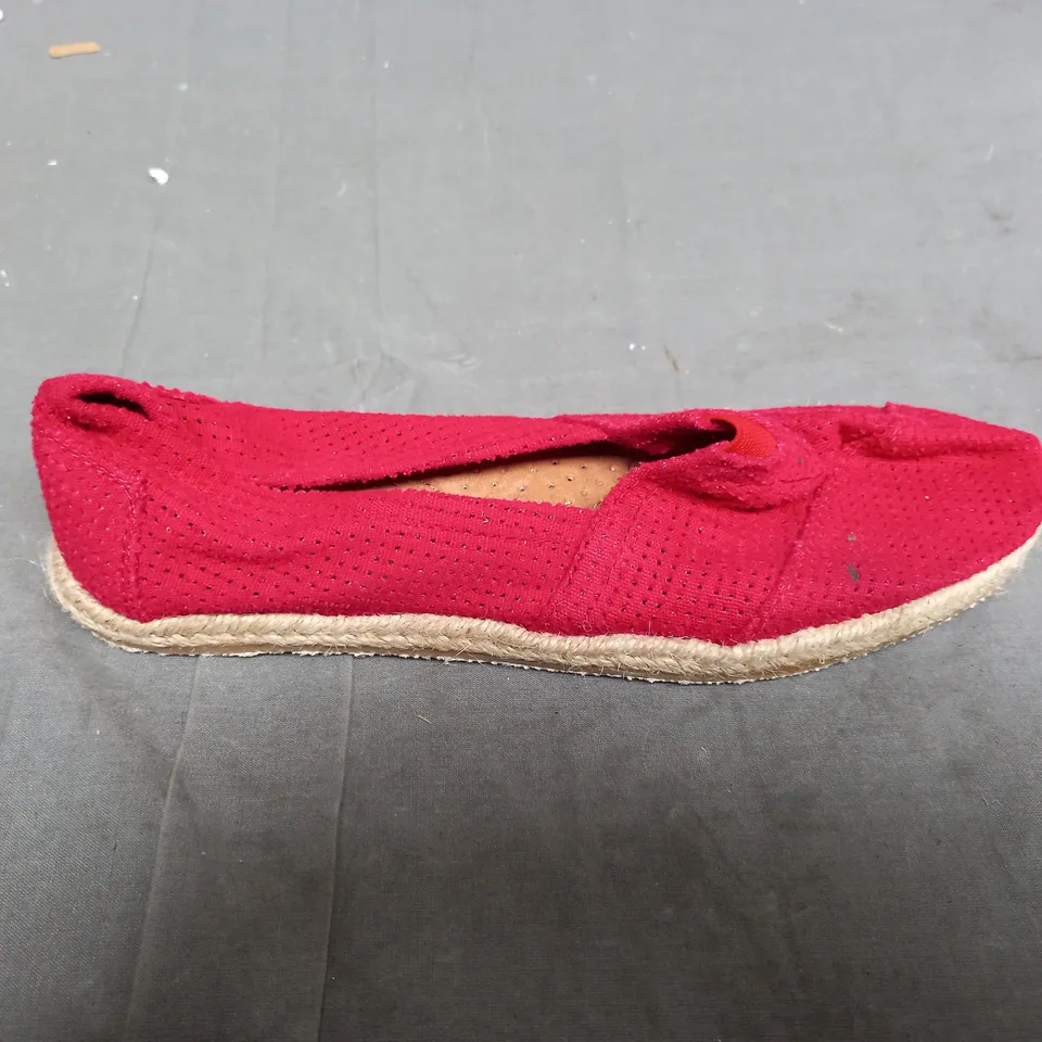 BOX OF APPROXIMATELY 12 DESIGNER FLAT SLIP ON SHOES IN RED - VARIOUS SIZES