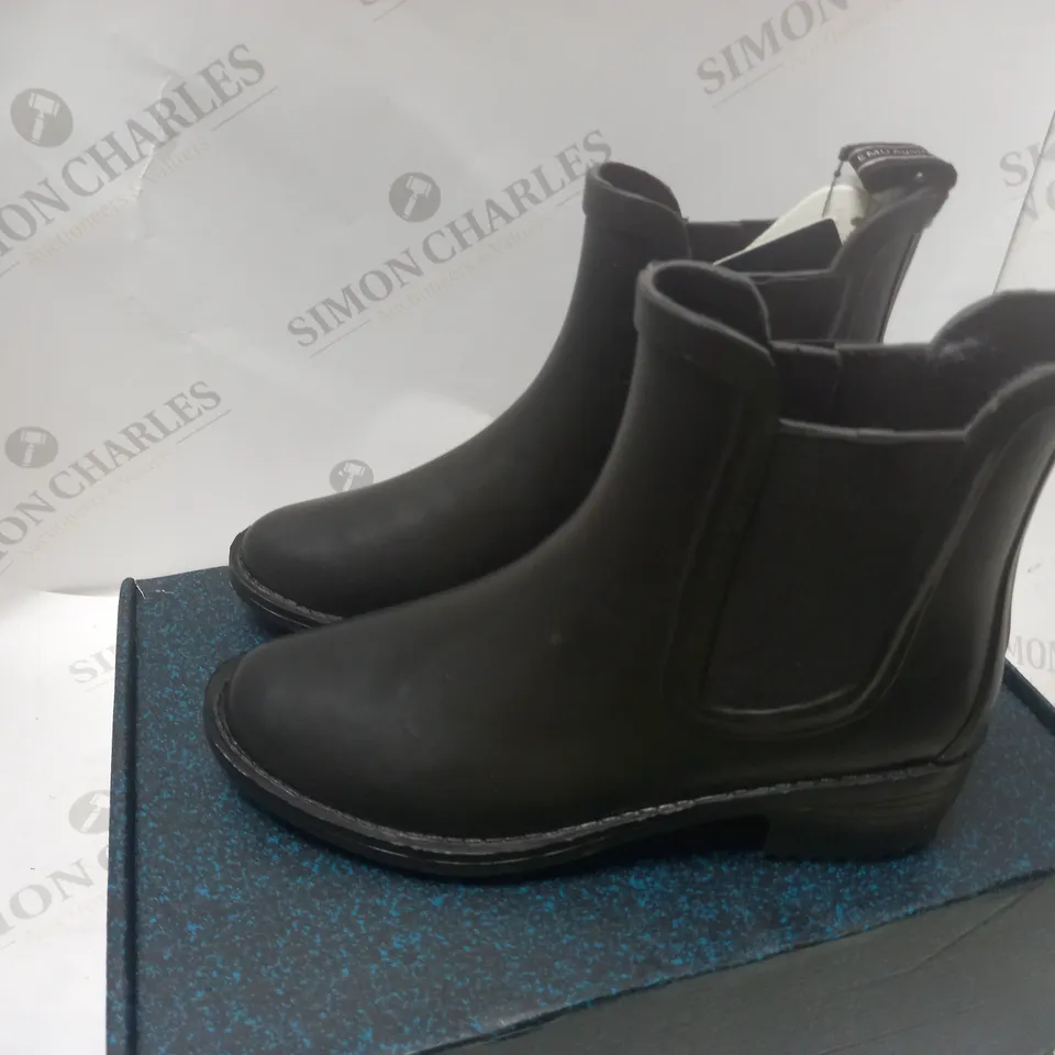 BOXED EMU AUSTRALIA BLACK LEATHER BOOTS