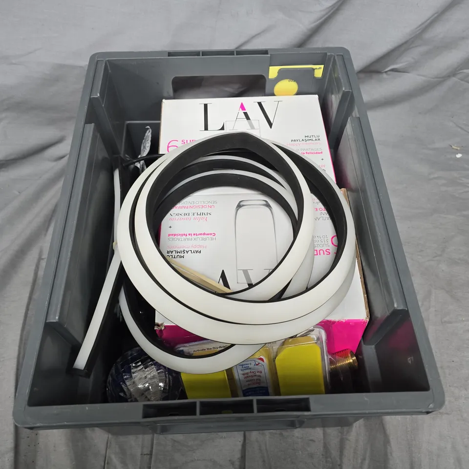 APPROXIMATELY 15 ASSORTED HOUSEHOLD ITEMS TO INCLUDE LED LIGHTS , DRINKING GLASSES , ETC 