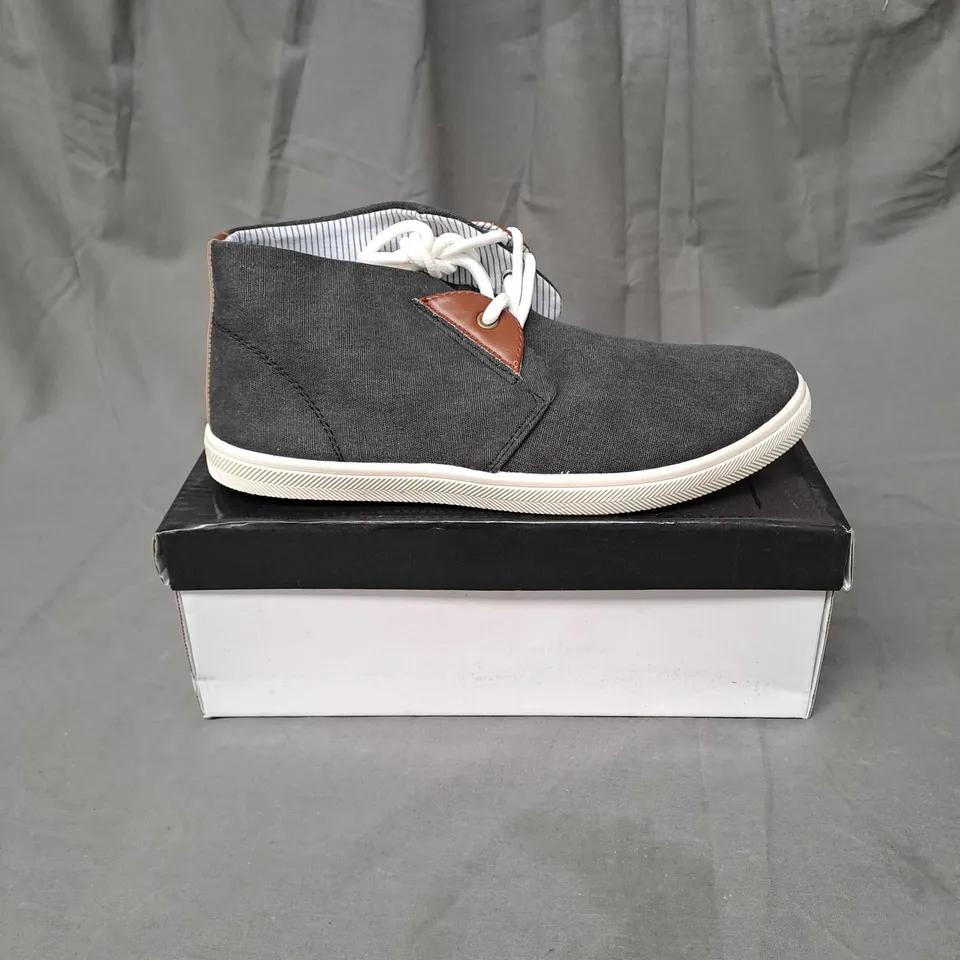 BOX OF APPROXIMATELY 8 PAIRS OF CANVAS SHOES IN ASSORTED COLOURS AND SIZES