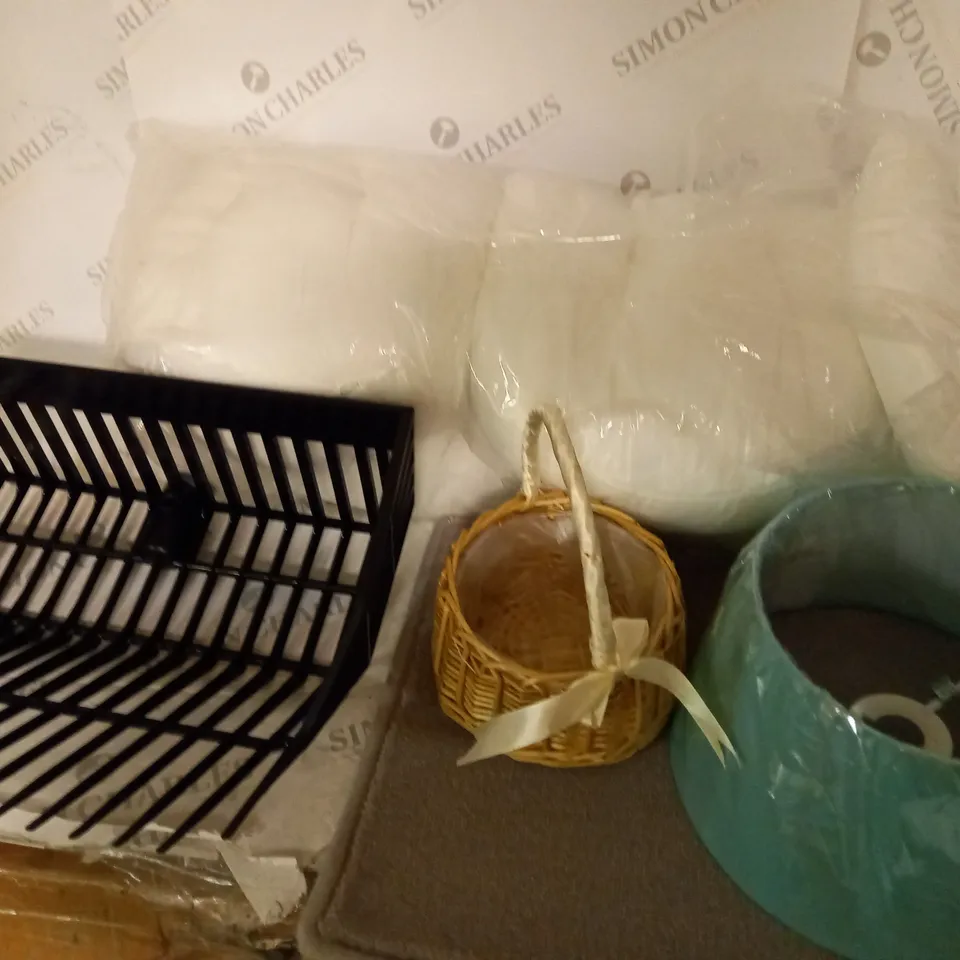 BOXED ASSORTMENT OF 5 ITEMS TO INCLUDE LAMPSHADE, WICKER BASKET, DOORMAT, ETC