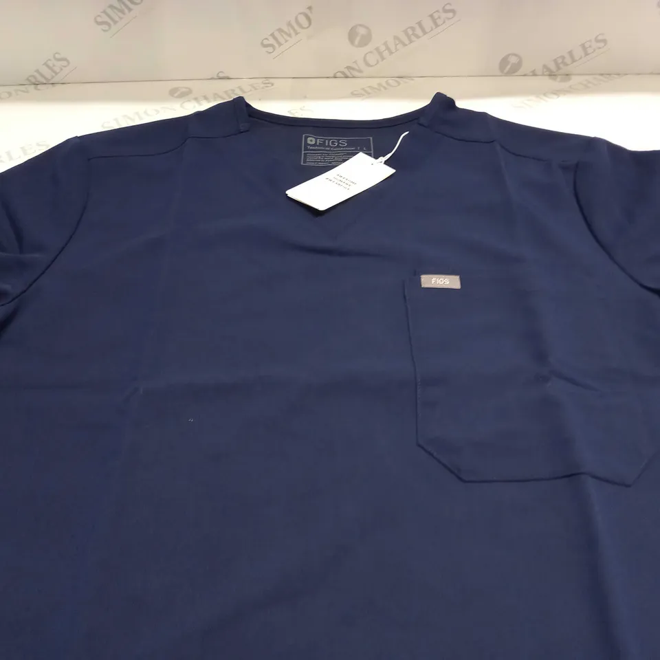 FIGS MENS SLIM LEONA THREE POCKET SCRUB TOP IN NAVY - LARGE
