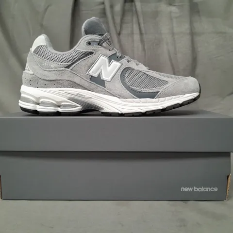 BOXED PAIR OF NEW BALANCE 2002R RUNNING TRAINERS IN GREY/WHITE UK SIZE 5.5