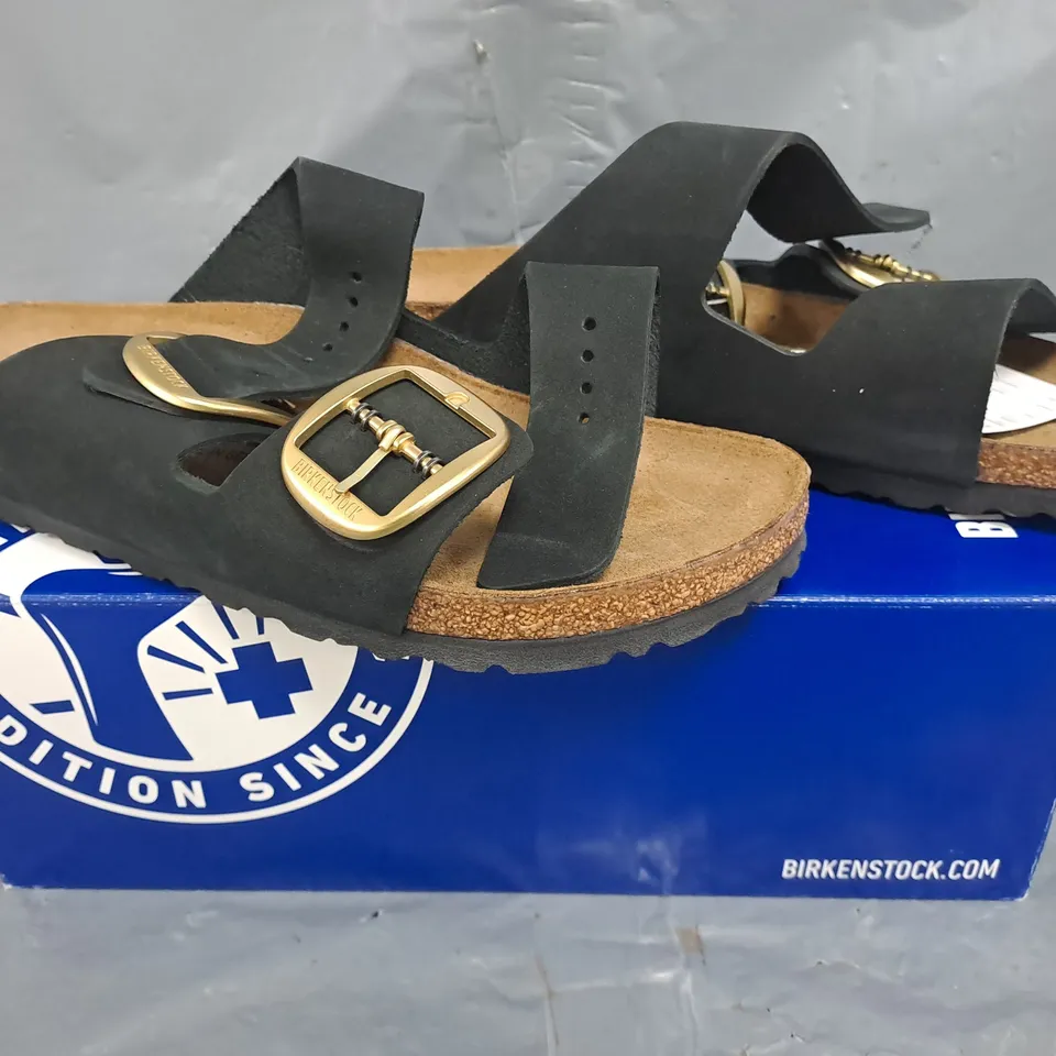 BOXED PAIR OF BIRKENSTOCK ARIZONA BIG BUCKLE SANDALS IN BLACK SIZE UK 7