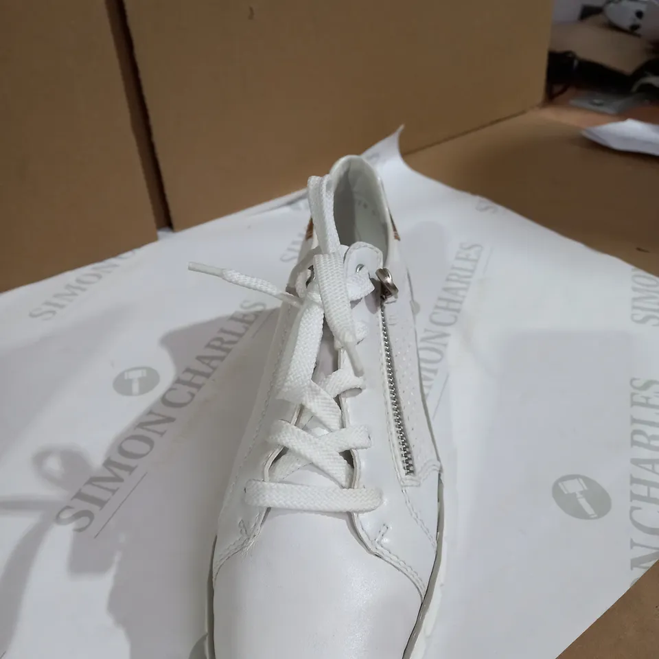 RIEKER WHITE SHOES SIZE 6.5