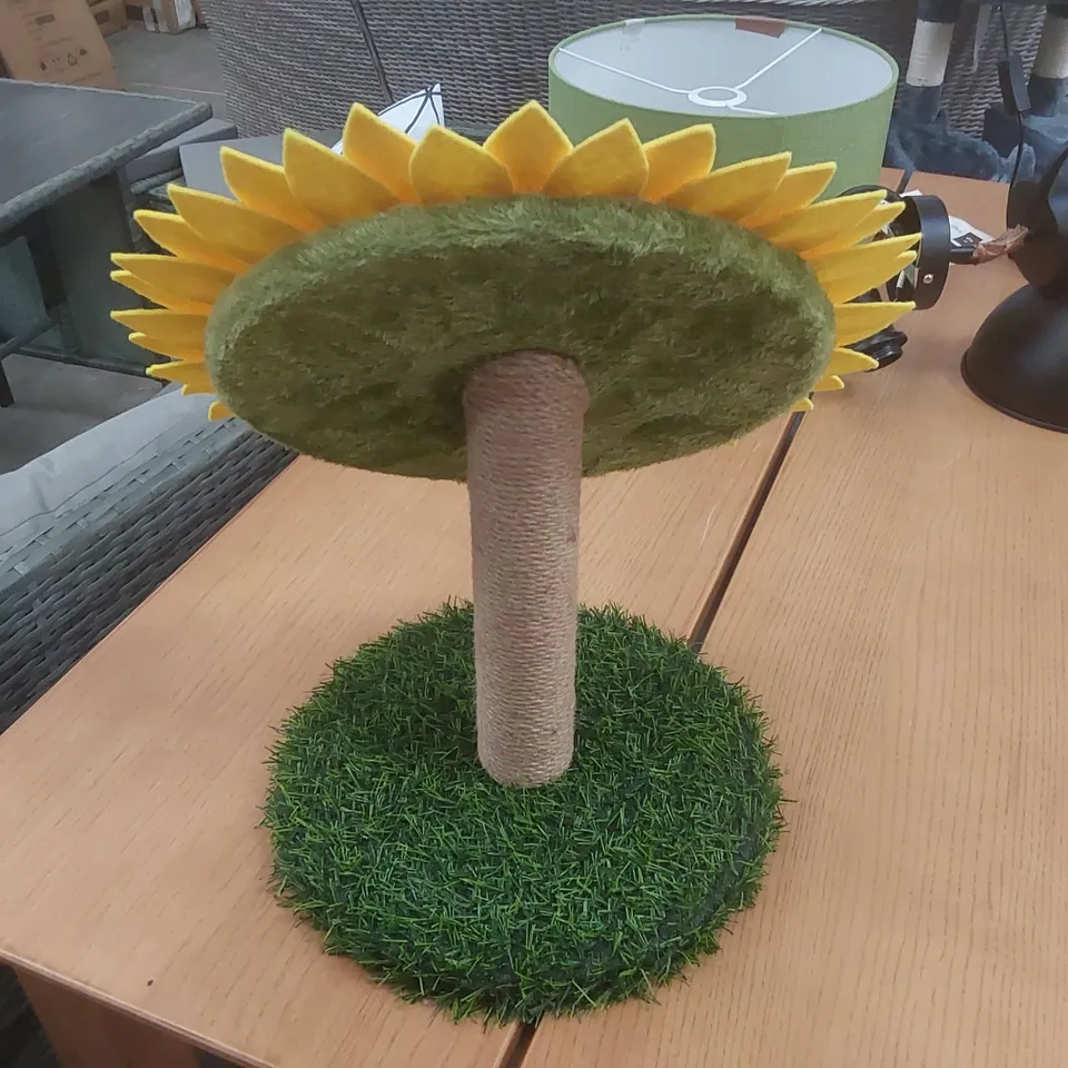 CHANDRA SUNFLOWER SCRATCHING POST