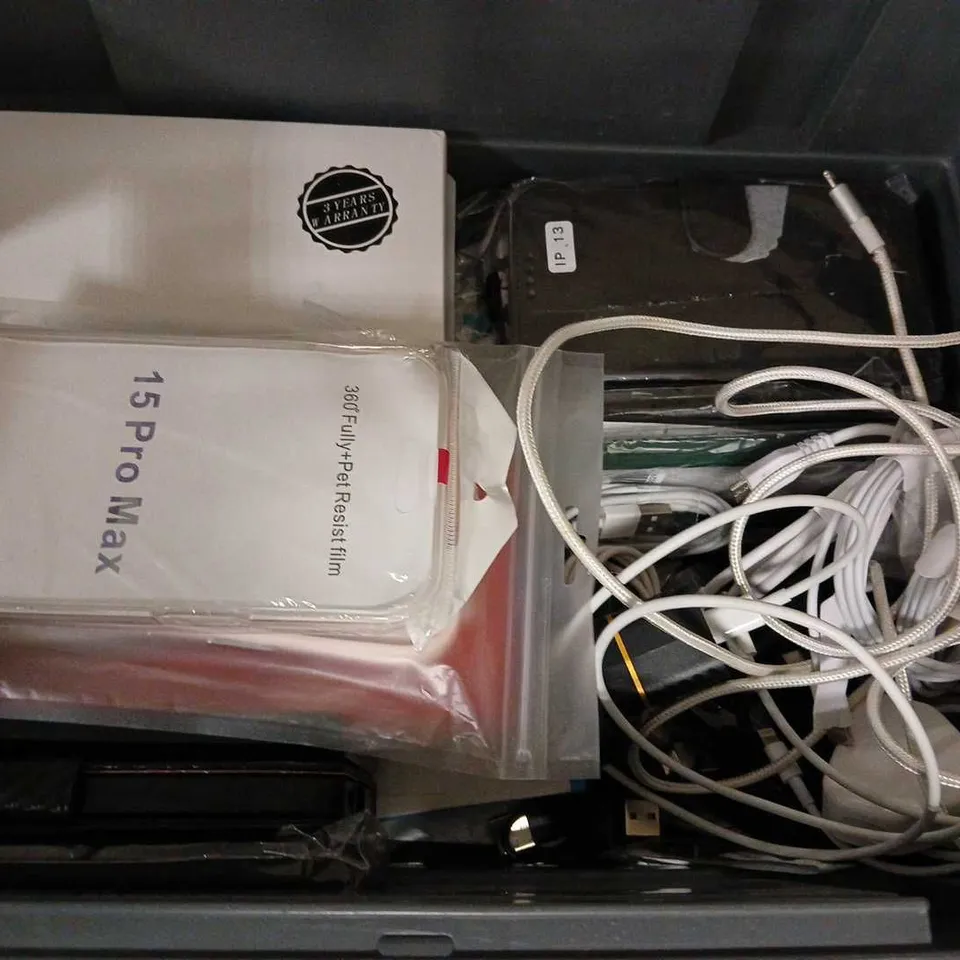 LOT OF ASSORTED MOBILE PHONE ACCESSORIES TO INCLUDE CASES, SCREEN PROTECTORS AND CHARGERS