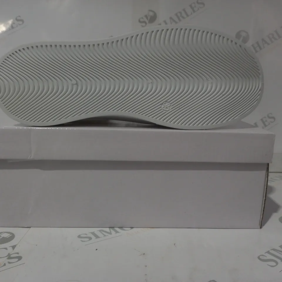 BOXED PAIR OF FASHION PLATFORM CANVAS SHOES IN OFF-WHITE EU SIZE 39