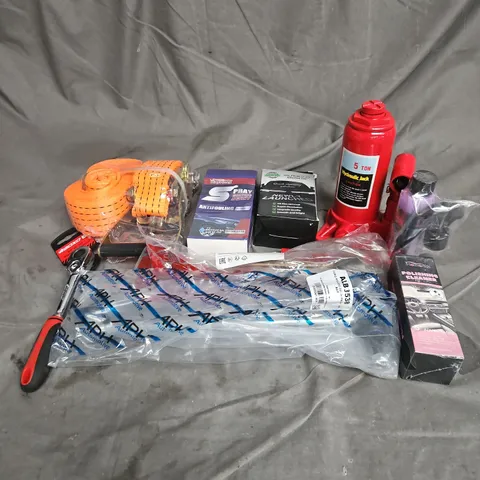 TOTE OF APPROXIMATELY 10 ASSORTED CAR ITEMS TO INCLUDE HYDRAULIC JACK, FRONT LINK BAR, POLISHING CLEANER, ETC. - COLLECTION ONLY