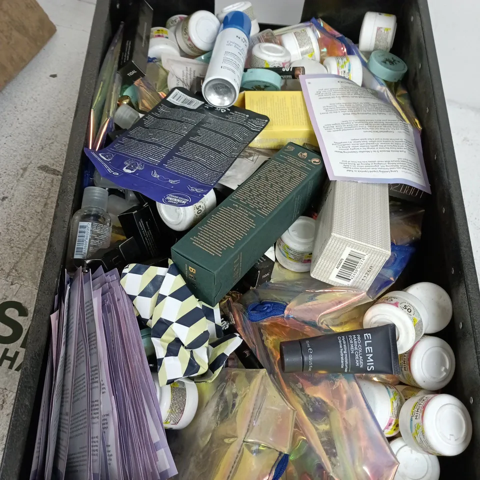 BOX CONTAINING A LARGE AMOUNT OF ASSORTED COSMETIC ITEMS