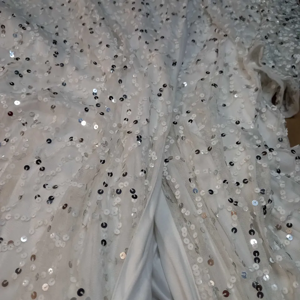 LACE & BEADS WHITE/SEQUIN DETAILED STATEMENT OCCASION GOWN - SIZE 22