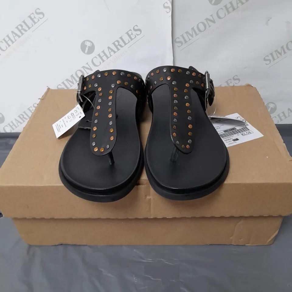 JD WILLIAMS LADIES BLACK FLIP FLOPS WITH STUDDED DETAILS SIZE 7