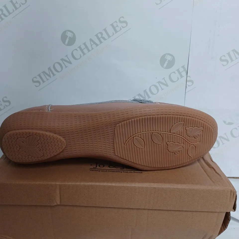 BOXED JO & JOE NAUTICAL SLIP ON SHOES IN MOCHA - UK 8 