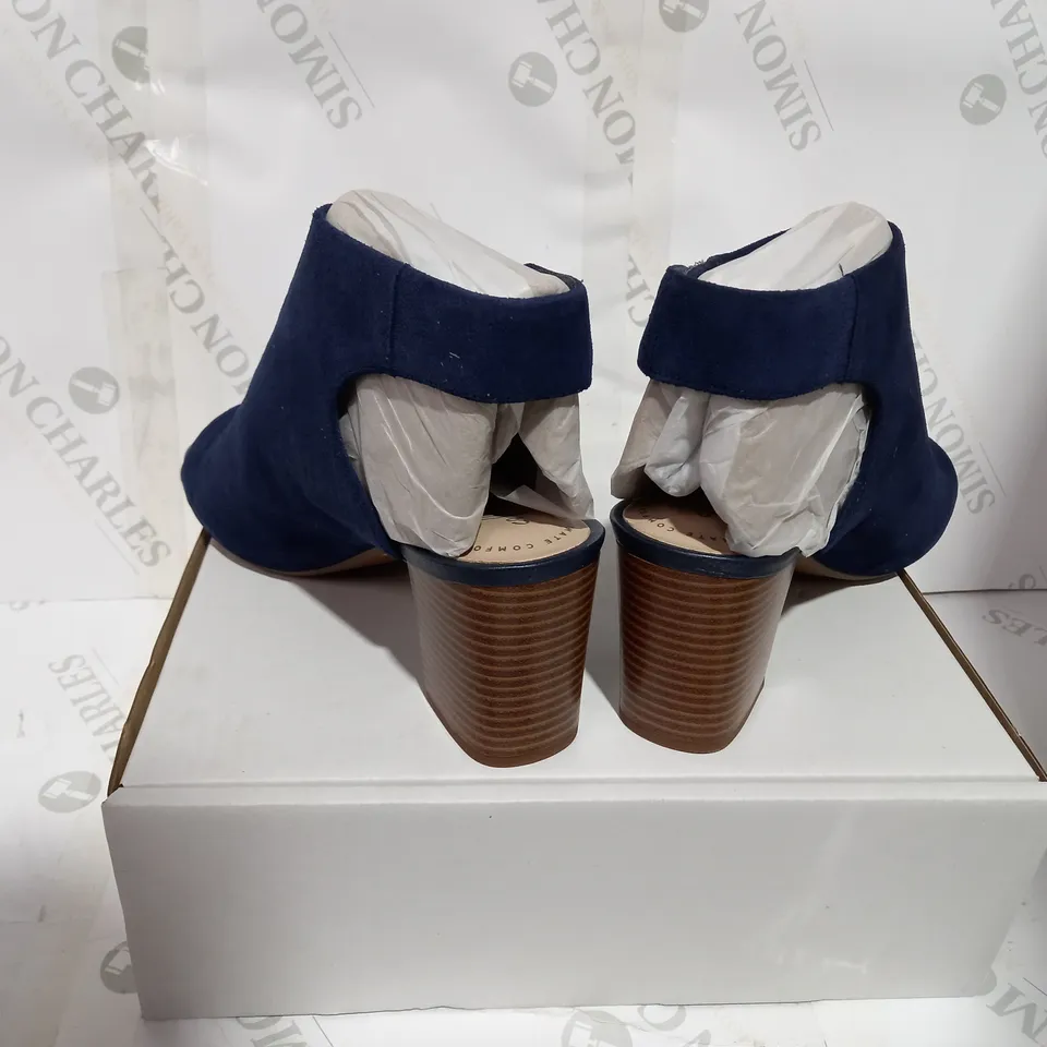 BOXED PAIR OF CLARKS NAVY SEUDE SANDAL - SIZE 8