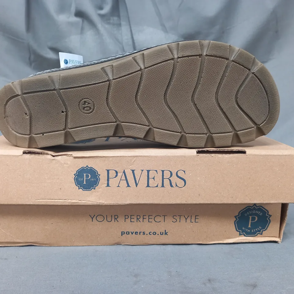 BOXED PAIR OF PAVERS OPEN TOE SANDALS IN PEWTER SIZE 7