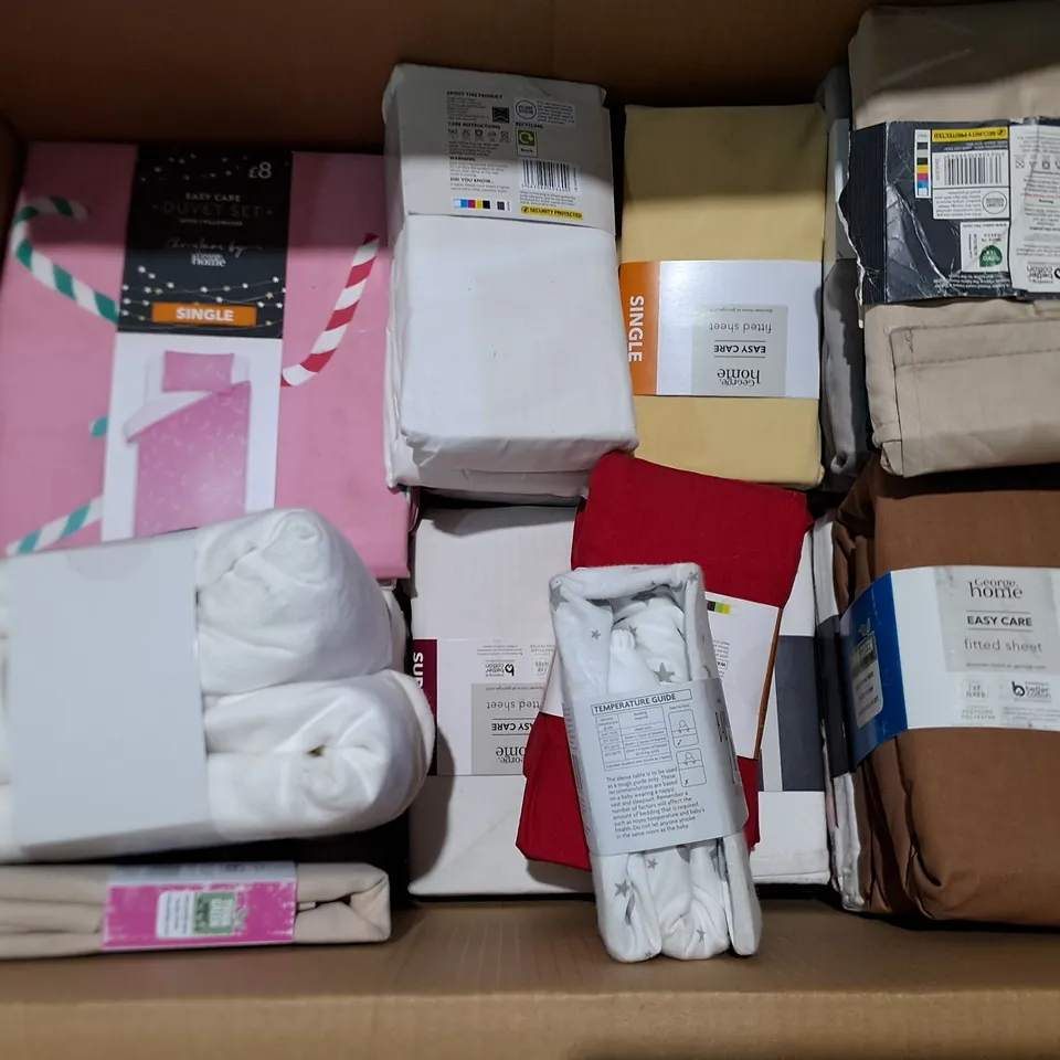 LOT OF APPROXIMATELY 30 ASSORTED BEDDING AND SOFT FURNISHING ITEMS TO INCLUDE DUVETS AND SHEETS 