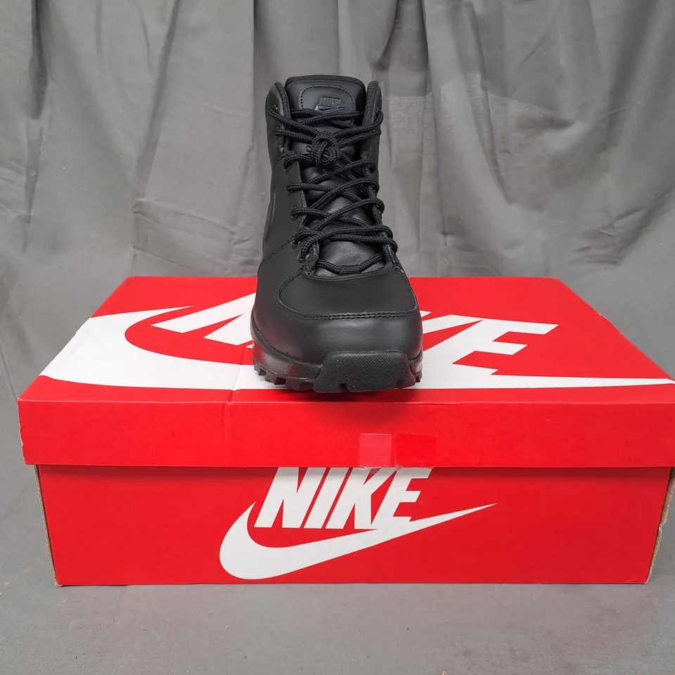 BOXED PAIR OF NIKE MANOA ANKLE BOOTS IN BLACK UK SIZE 9
