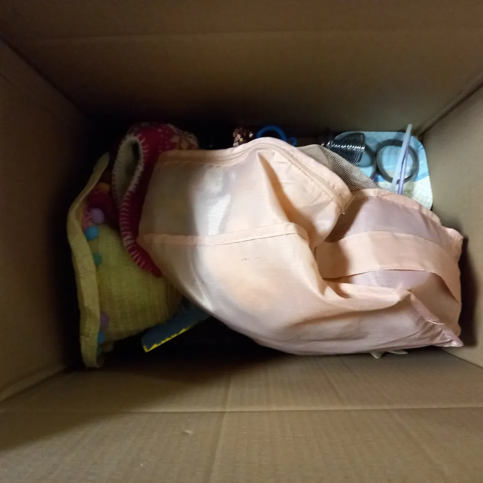 APPROXIMATELY 10 ASSORTED ITEMS TO INCLUDE TOY GUN, GLASSES, EGG CUPS, ETC