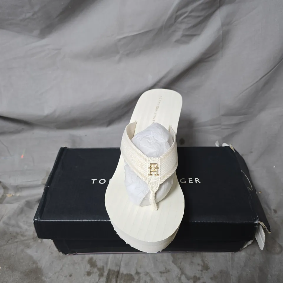 TOMMY HILFIGER WHITE PLATFORM SANDALS – WOMEN'S THONG FLIP-FLOPS SIZE 7