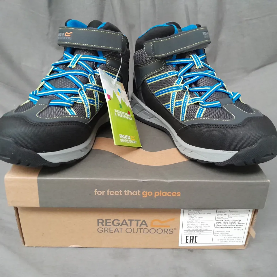 BOXED PAIR OF REGATTA KIDS SAMARIS V MID SHOES IN BLACK/GREY/BLUE UK SIZE 3