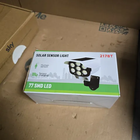 BOX OF APPROXIMATELY 12 ASSORTED ELECTRICAL ITEMS INCLUDING SOLAR SENSOR LIGHT AND SKY HUB 