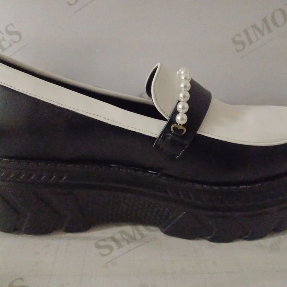 BOXED PAIR OF KOI WOMEN'S AYOKA MONOCHROME PEARL STOMPER LOAFERS SIZE 6