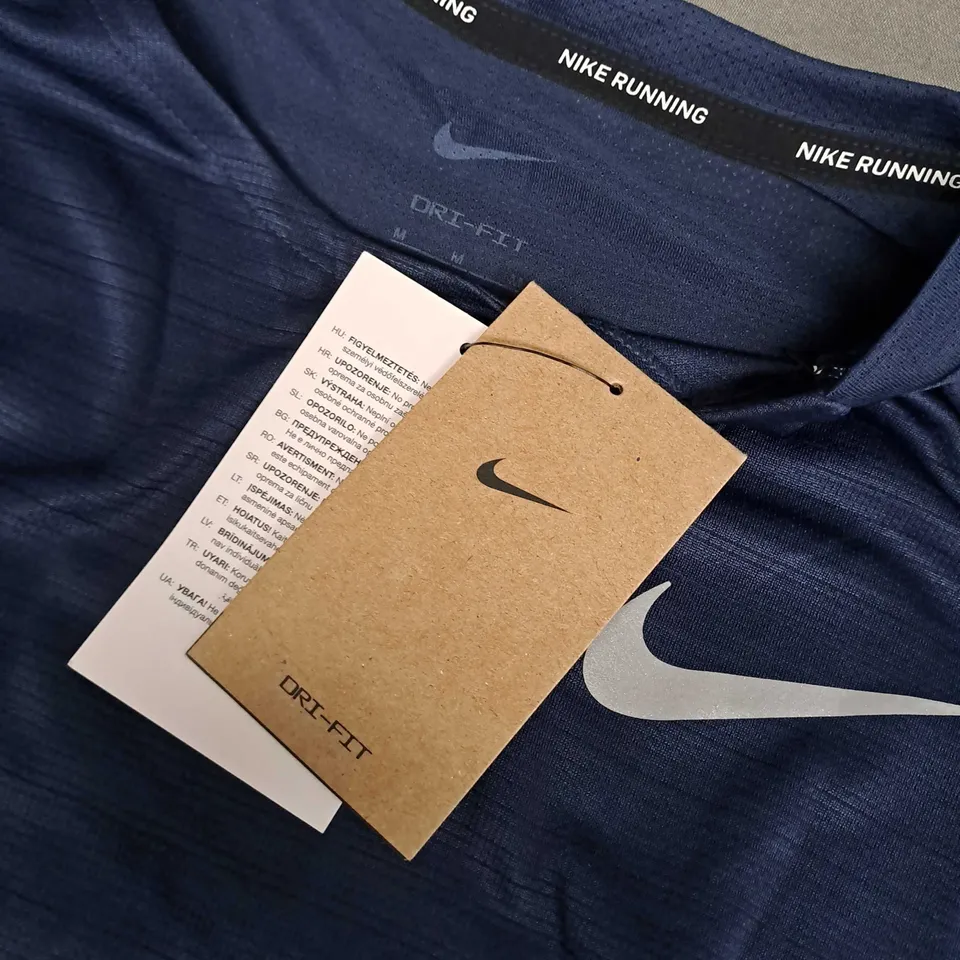 NIKE RUNNIG DRI-FIT TEE IN NAVY - MEDIUM