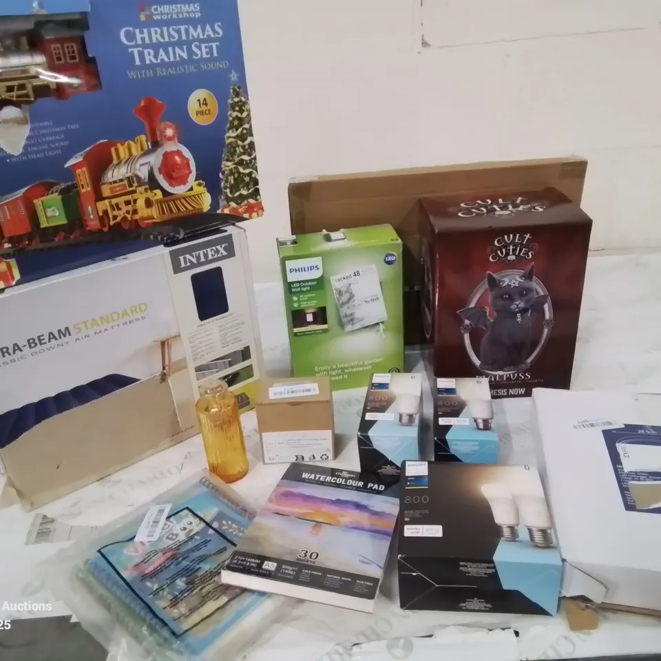 BOX OF APPROXIMATELY 10 VARIOUS HOUSEHOLD ITEMS TO INCLUDE: CHRISTMAS TRAIN SET, LIGHT BULBS, MALPUSS ORNAMENT, LED OUTDOOR WALL LIGHT ETC.