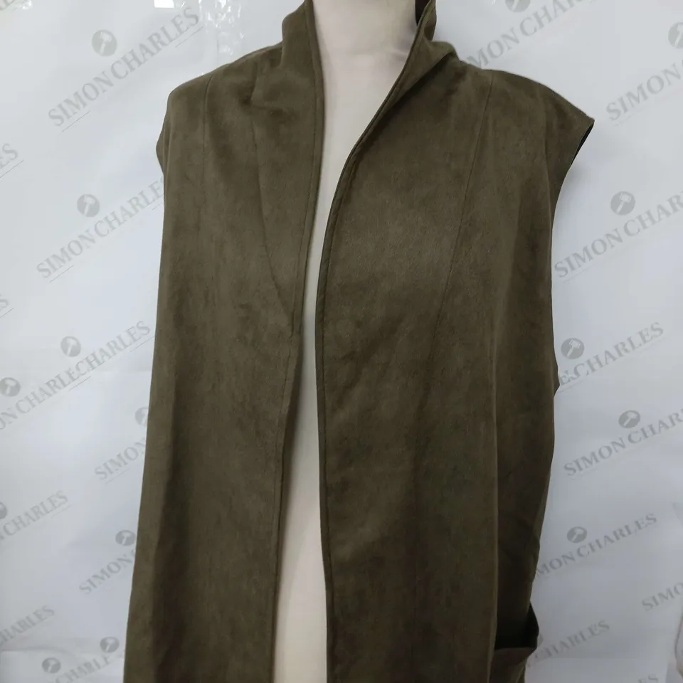 APPROXIMATELY 10 ASSORTED CLOTHING ITEMS TO INCLUDE RUTH LANGFORD CARDIGAN SIZE M, FRANK USHER DRESS SIZE M, WYNNE SWEATER SIZE L, KIM&CO SLEEVELESS TOP SIZE L