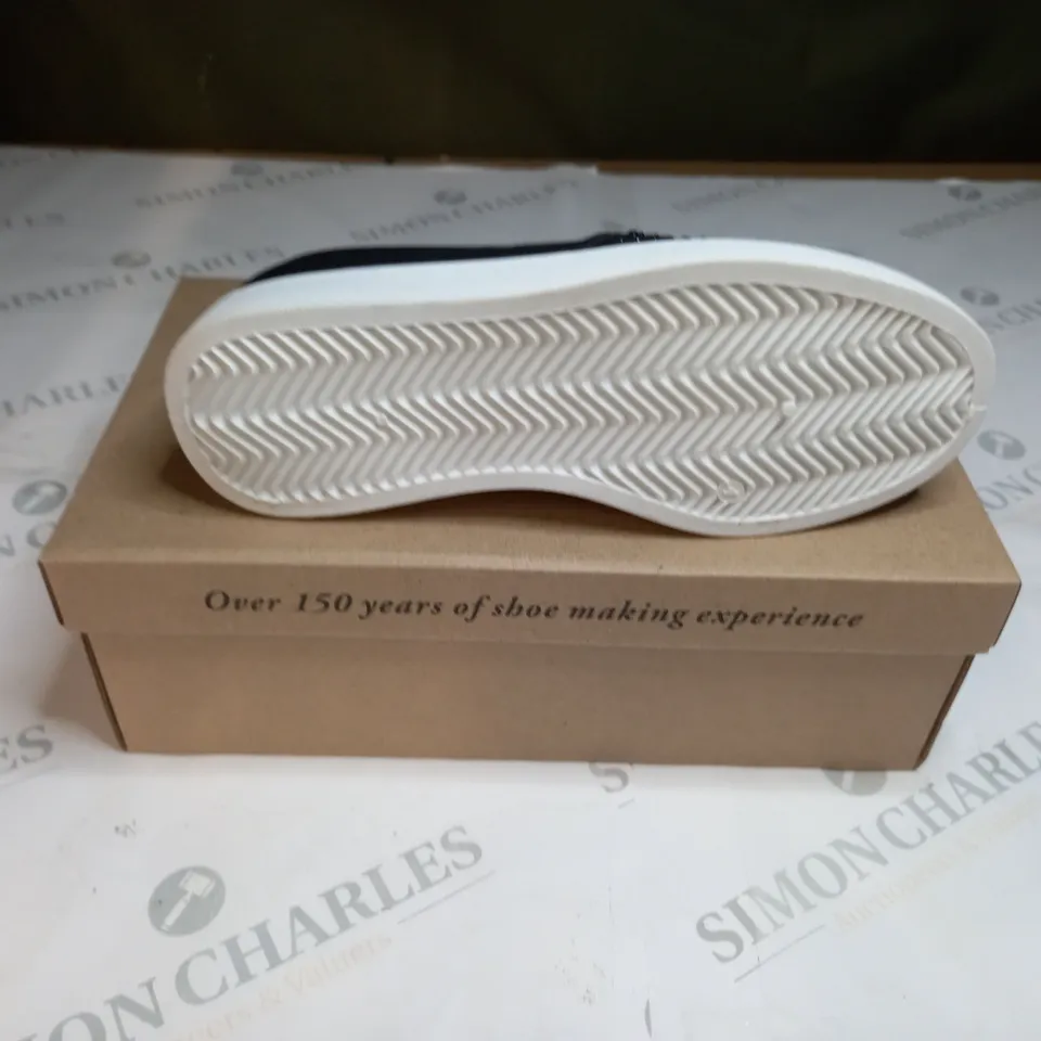 CUSHION-WALK DIAMAND TRAINERS SIZE 4