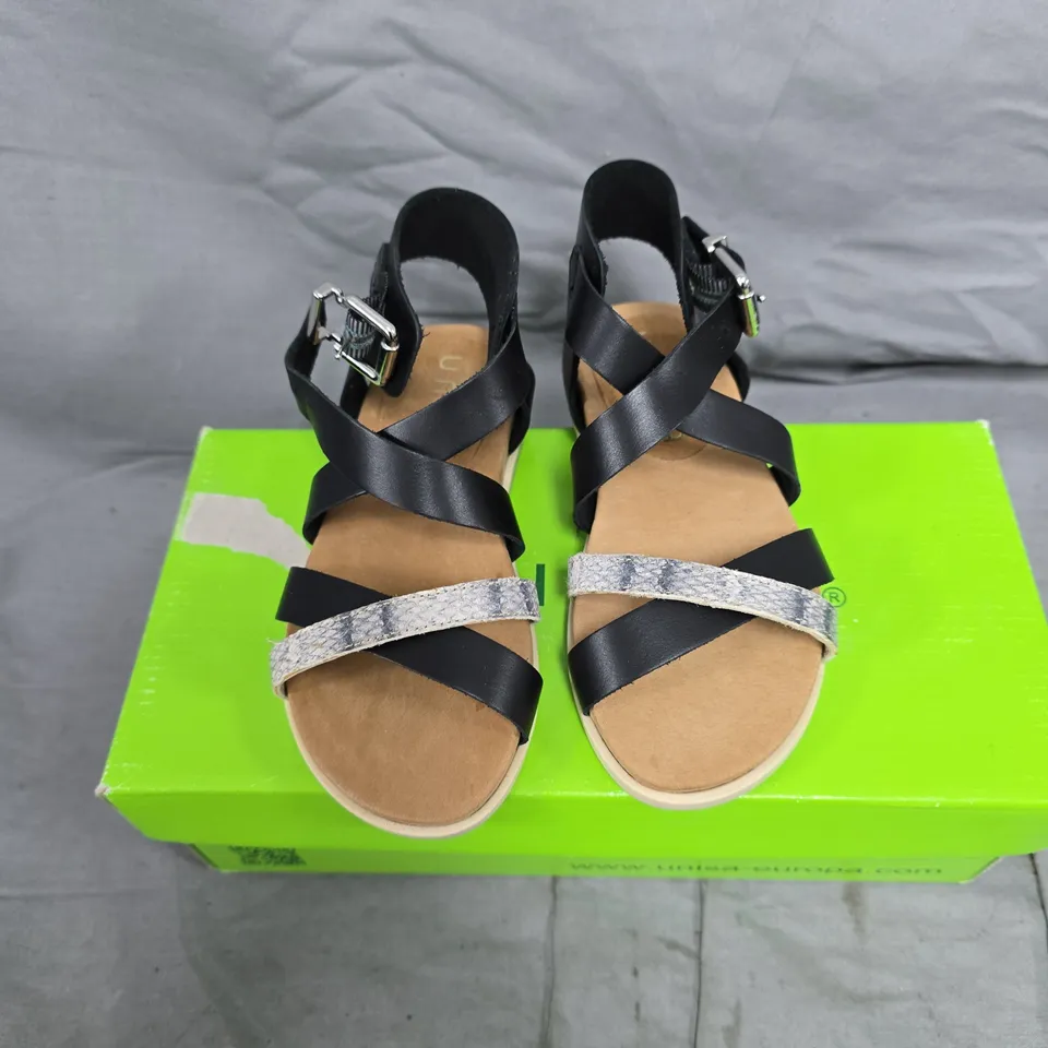 UNISA SANDALS - BLACK STRAPS WITH METALLIC FRONT STRAP SIZE 26