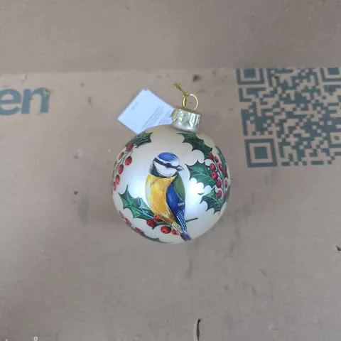 APPROXIMATELY 72 ASSORTED GISELA GRAHAM CHRISTMAS BAUBLES WITH ROBIN ON HOLLY DESIGN