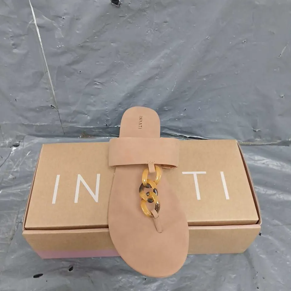 INYATI X6 BOXED PAIRS OF LEANDRA THONG STYLE SANDAL IN TOASTED NUT SIZE 6
