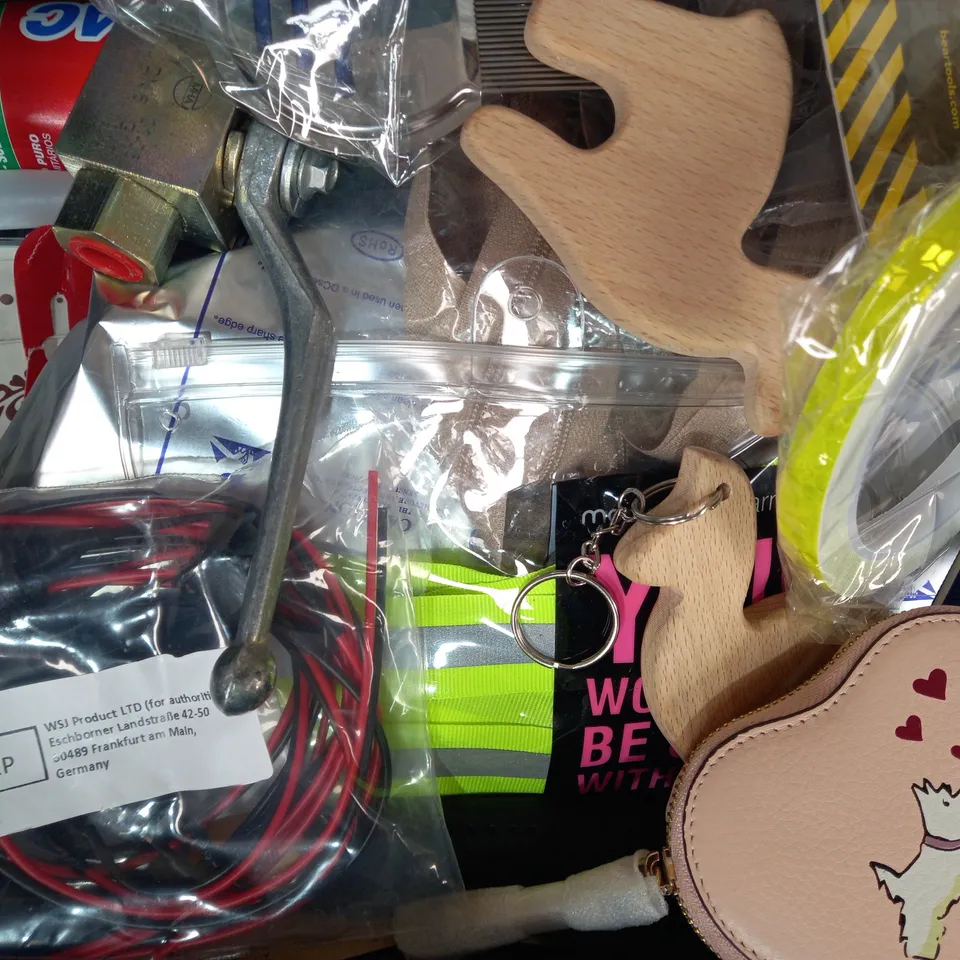 LOT OF APPROXIATELY 10 ASSORTED HOUSEHOLD ITEMS TO INCLUDE BYEASY USB-C 5-IN-1 DOCKING STATION, STANLEY FATMAX TAPE MEASURE, SKY REMOTE, ETC