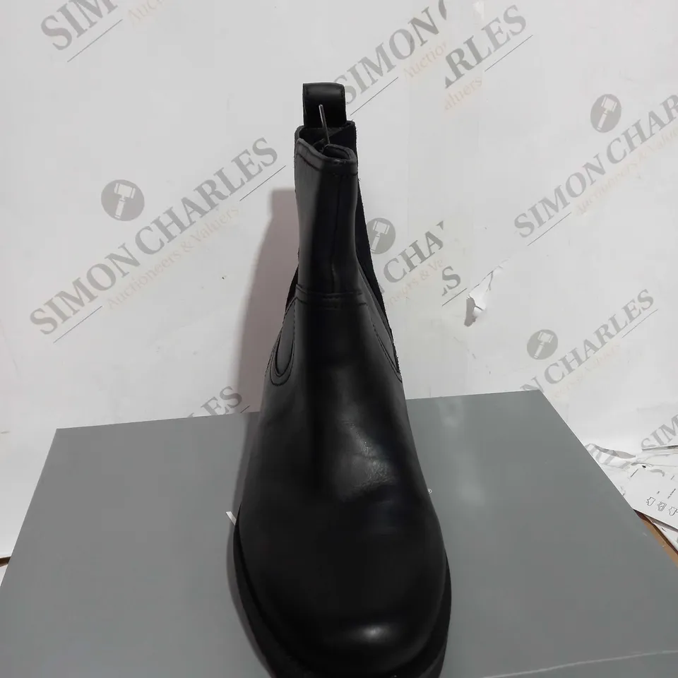 VIONIC BLACK BRYN CHELSEA BOOTS - SIZE 4
