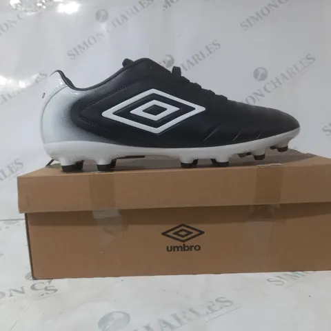 BOXED PAIR OF UMBRO CALCIO FOOTBALL BOOT SIN BLACK/WHITE UK SIZE 7