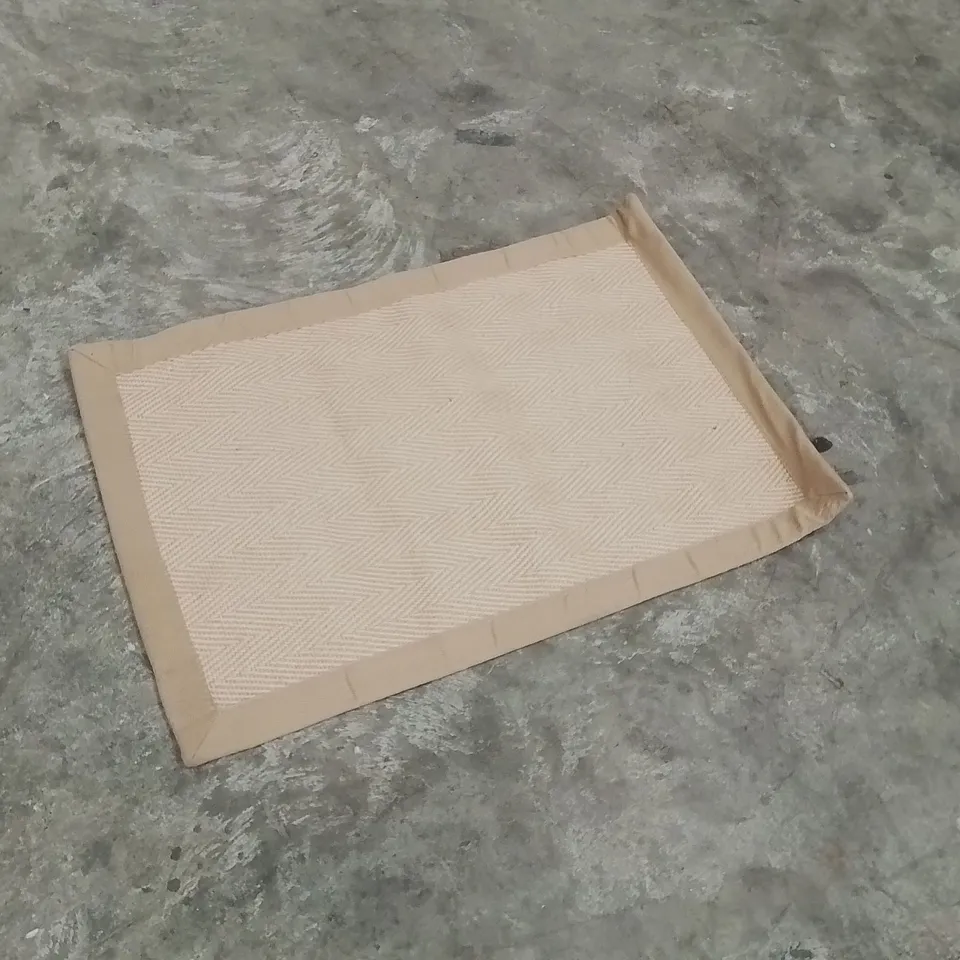 QUALITY DESIGNER AREA RUG - APPROXIMATELY 90X60CM