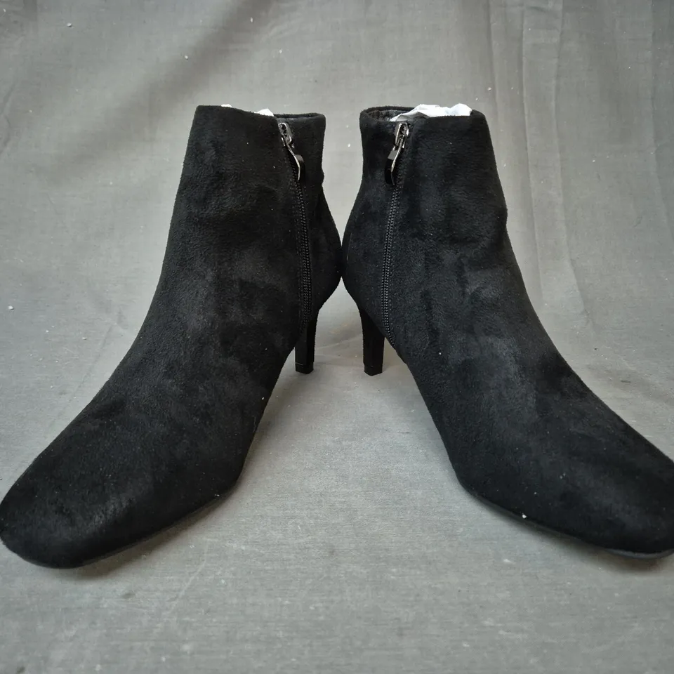 BOXED PAIR OF UNBRANDED HEELED ANKLE BOOTS IN BLACK EU SIZE 40