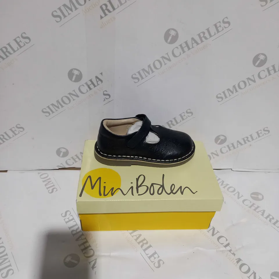 BOXED PAIR OF MINI BODEN BLACK LACED SHOE SIZE 5