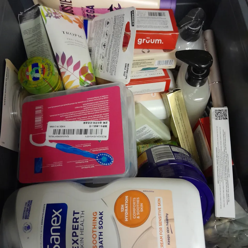 APPROXIMATELY 20 ASSORTED HEALTH & BEAUTY PRODUCTS TO INCLUDE IMPERIAL LEATHER SOAP, SANEX BODY WASH AND NEUTROGENA HAND CREAM
