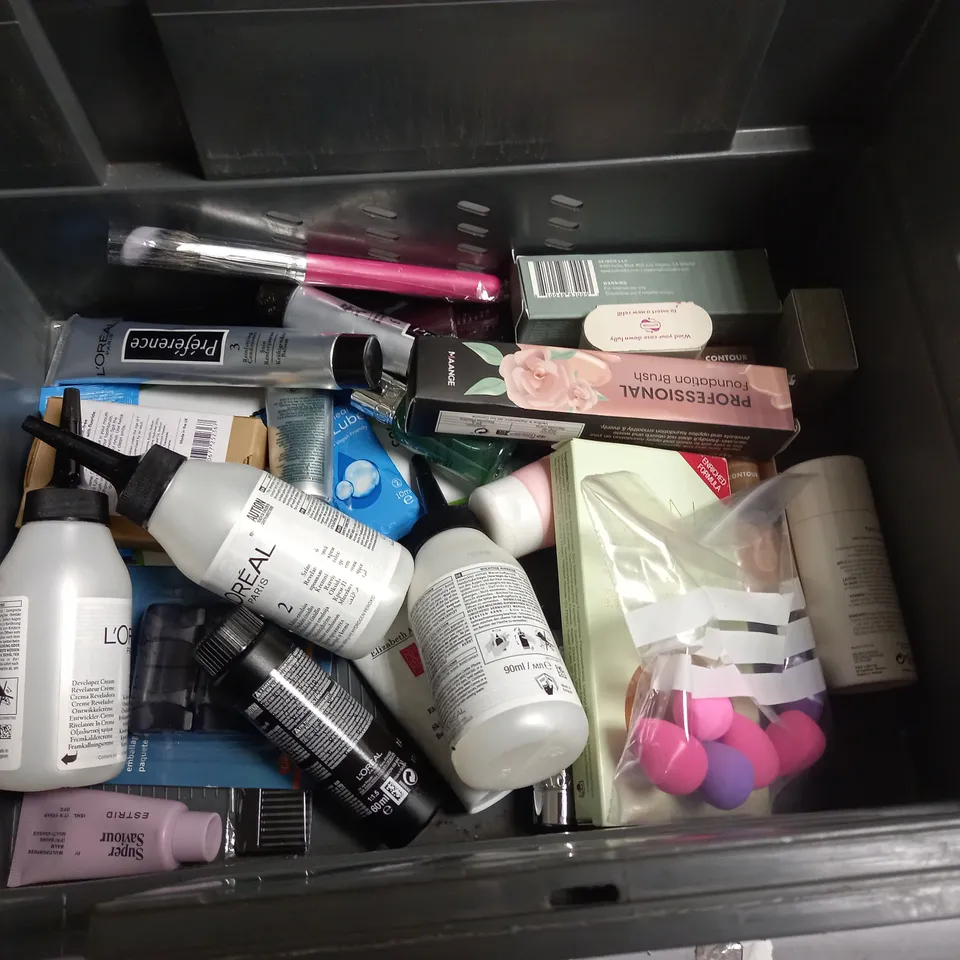 BOX OF APPROXIMATELY 20 COSMETIC ITEMS TO INCLUDE - SKYN ELITE CONDOMS - AUSSIE SOS DEEP TREATMENT - GIVE ME MINI HAIR BRUSH - ETC 