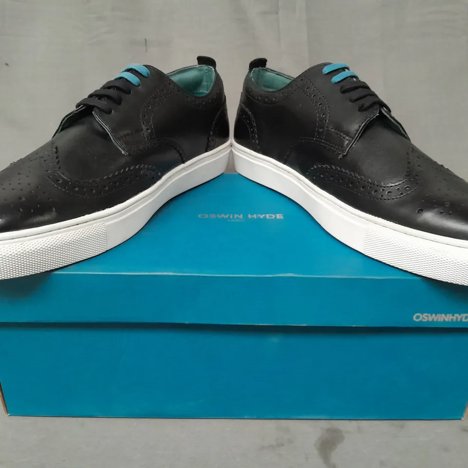 BOXED PAIR OF OSWIN HYDE DERBY LEATHER TRAINERS IN BLACK UK SIZE 9